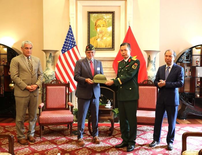 Đại diện VFW trao kỷ vật cho phía Việt Nam. (Ảnh: Ngọc Quang, PV TTXVN tại Mỹ)