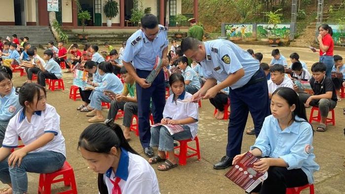 Lực lượng Quản lý thị trường tỉnh Lào Cai tuyên truyền phòng, chống tác hại của thuốc lá điện tử, thuốc là thế hệ mới trong học đường cho học sinh trên địa bàn huyện Bảo Yên. (Ảnh: NGỌC ANH)