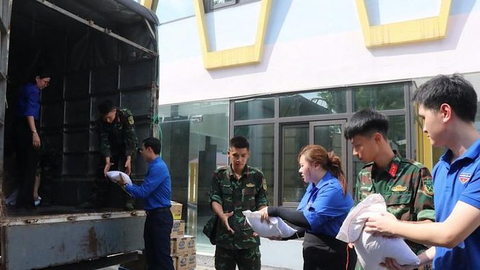 Các đoàn viên thanh niên tiếp nhận các phần quà. 