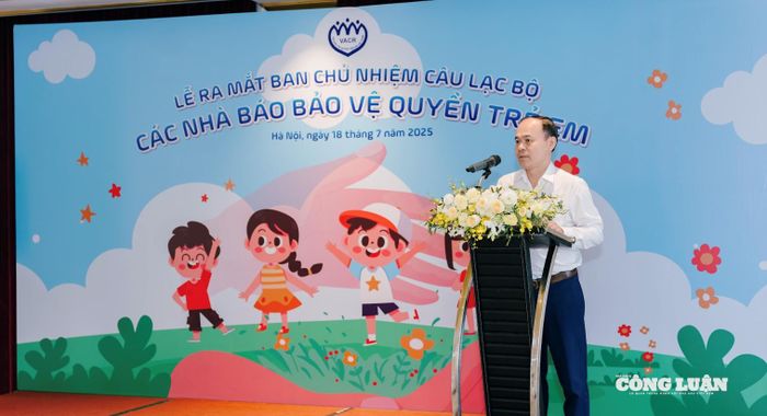 Phó Chánh Văn phòng Hội Nhà báo Việt Nam Trần Hồng Quân chia sẻ tại chương trình.