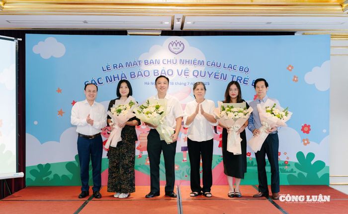 Ban Chủ nhiệm Câu lạc bộ "các nhà báo bảo vệ quyền trẻ em" ra mắt.