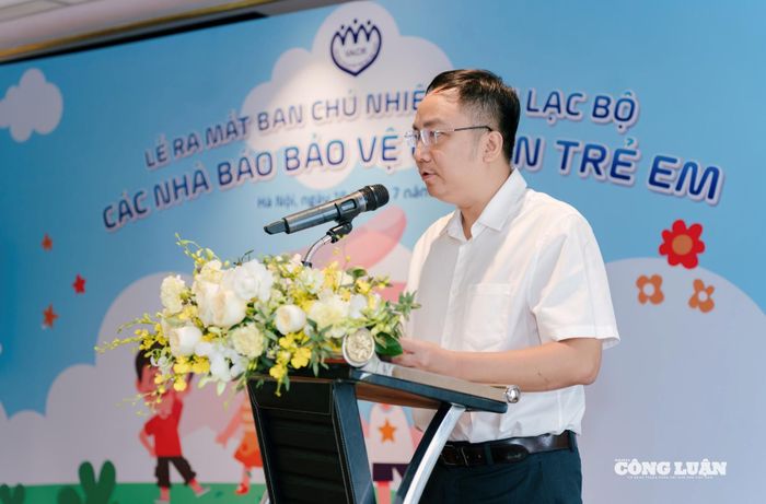 Chủ nhiệm Câu lạc bộ "các nhà báo bảo vệ quyền trẻ em" Nguyễn Mạnh Huy, Tổng Biên tập Tạp chí Trẻ em Việt Nam thông báo nguyên tắc hoạt động của Câu lạc bộ.