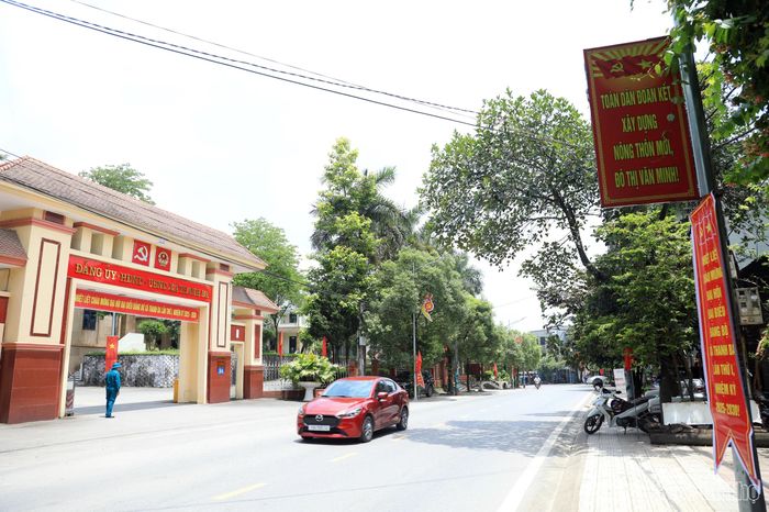Tại các tuyến đường trên địa bàn xã Thanh Ba ngập tràn sắc đỏ, rực rỡ cờ hoa chào mừng Đại hội Đảng bộ xã Thanh Ba lần thứ I.