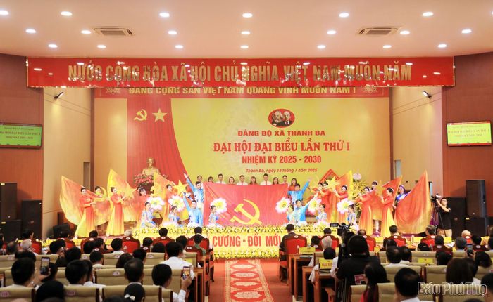 Các tiết mục văn nghệ ca ngợi Đảng, Bác Hồ vĩ đại được dàn dựng công phu, đặc sắc.