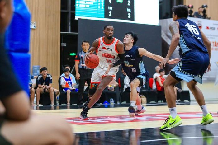  Timothy Simmons xâm nhập khu vực hình thang để tìm kẽ hở kiến tạo. (Ảnh: VBA) 