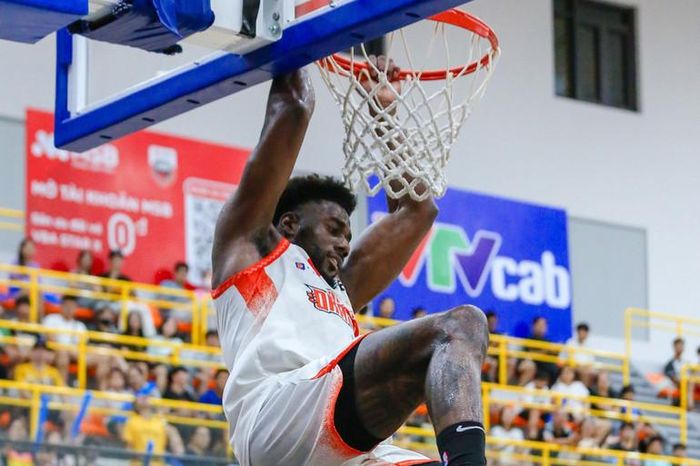  Karachi Edo úp rổ ghi điểm cho Danang Dragons. (Ảnh: VBA) 