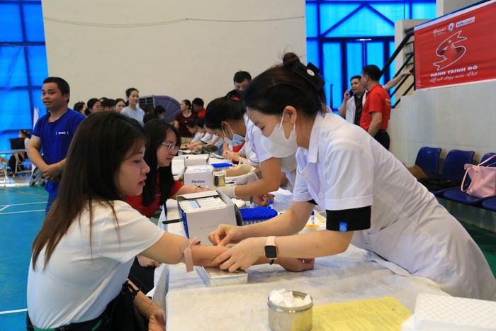  Sau đó, tình nguyện viên được kiểm tra sức khỏe tổng quát và xác định nhóm máu trước khi tiến hành hiến máu. 