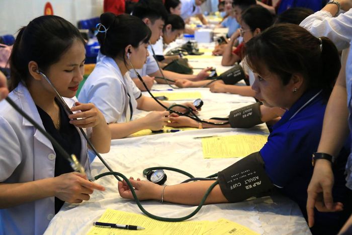  Người tham giahiến máu đều được kiểm tra sức khỏe ban đầu, trong đó có đo huyết áp để đảm bảo đủ điều kiện hiến máu an toàn. 