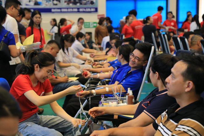  Chương trình thu hút hơn 1.000 cán bộ, công nhân, viên chức, chiến sĩ lực lượng vũ trang, đoàn viên, thanh niên và người dân đến tham gia hiến máu. 