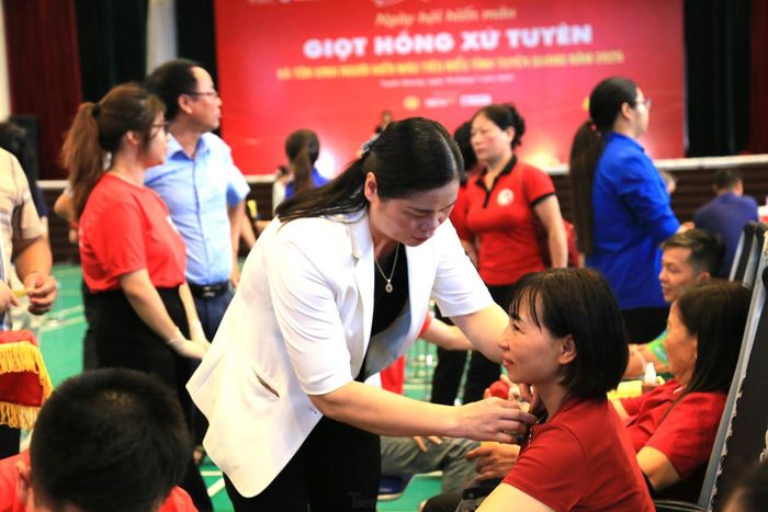  Bà Ma Thị Thúy, Ủy viên Ban Chấp hành Đảng bộ tỉnh, Phó Trưởng đoàn chuyên trách Đoàn Đại biểu Quốc hội tỉnh Tuyên Quang, đã trao tặng huy chương cho những cá nhân tiêu biểu tham gia hiến máu tại chương trình. 