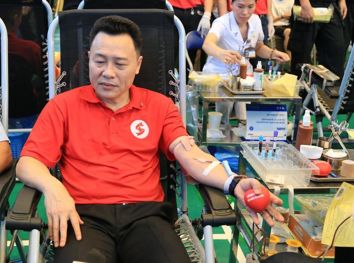  Ông Nguyễn Hoàng Long - Chủ tịch Hội Chữ thập đỏ tỉnh Tuyên Quang cho biết, số người hiến máu nhắc lại ngày càng tăng, có người đã tham gia hơn 30 lần. Không chỉ cán bộ, công chức, viên chức mà ngày càng nhiều tầng lớp nhân dân cũng tích cực hưởng ứng. “Có thể nói, hiến máu tình nguyện đã trở thành phong trào toàn dân, lan tỏa sâu rộng trong cộng đồng”, ông Long nhấn mạnh. 