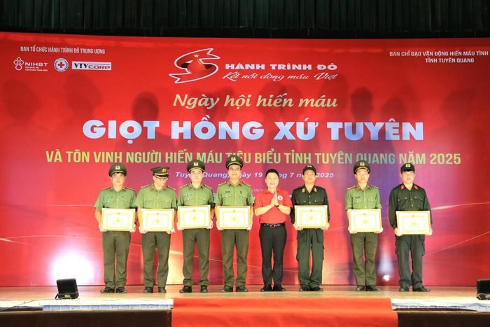  Nhân dịp này, Chủ tịch UBND tỉnh Tuyên Quang đã tặng Bằng khen cho 11 cá nhân có thành tích xuất sắc trong phong trào hiến máu tình nguyện năm 2024; Hội Chữ thập đỏ tỉnh Tuyên Quang tặng Giấy khen cho 18 cá nhân đã có thành tích xuất sắc trong phong trào hiến máu tình nguyện trên địa bàn tỉnh. 