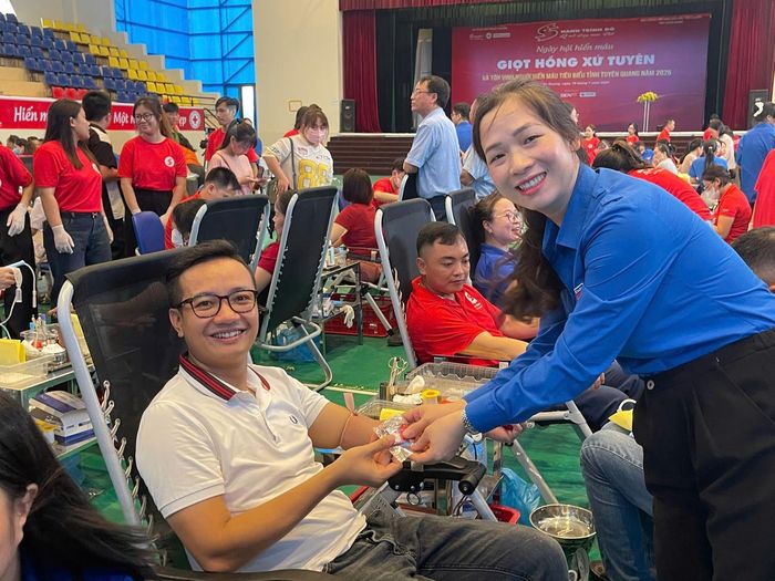  Chị Dương Minh Nguyệt - Bí thư Tỉnh Đoàn Tuyên Quang trao tặng quà đến với các tình nguyện viên. 
