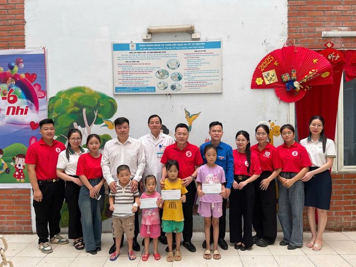  Trước đó, trong khuôn khổ chương trình, Ban Chỉ đạo vận động hiến máu tỉnh Tuyên Quang đã tổ chức thăm và tặng 20 suất quà mỗi suất trị giá 500 nghìn đồng tiền mặt cho các em bệnh nhân tan máu bẩm sinh (thalassemia) và bệnh nhân chạy thận nhân tạo tại Bệnh viện Đa khoa tỉnh Tuyên Quang. 