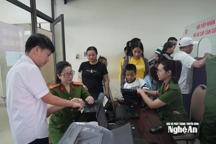 Người dân làm căn cước tại Phòng Cảnh sát Quản lý hành chính về trật tự xã hội Công an tỉnh Nghệ An. Ảnh: P.V