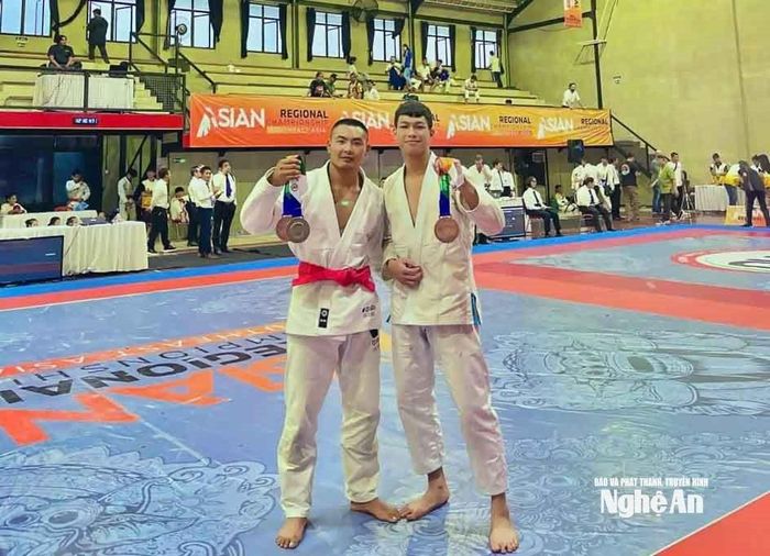 Phan Tuấn Anh (phải) đoạt 2 Huy chương Đồng tại Giải Jujitsu ASEAN. Ảnh: NVCC