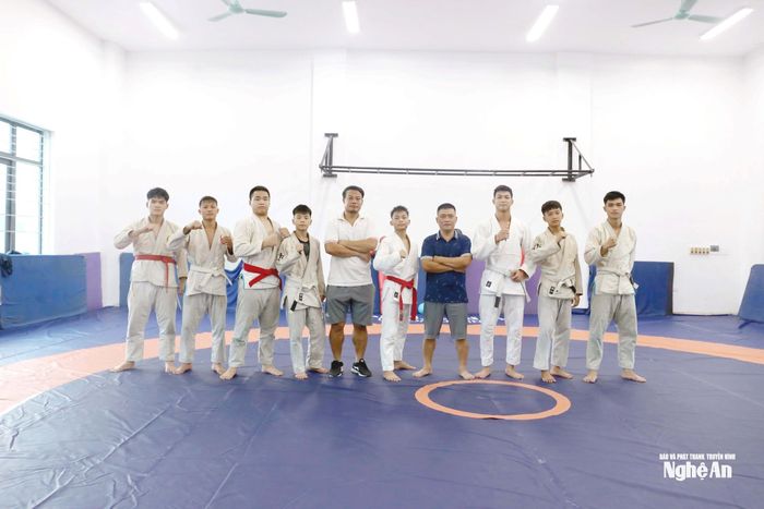 Phan Tuấn Anh cùng các huấn luyện viên và đồng đội tại Trung tâm Trung tâm Huấn luyện và Thi đấu thể dục, thể thao Nghệ An. Ảnh: Thanh Quỳnh