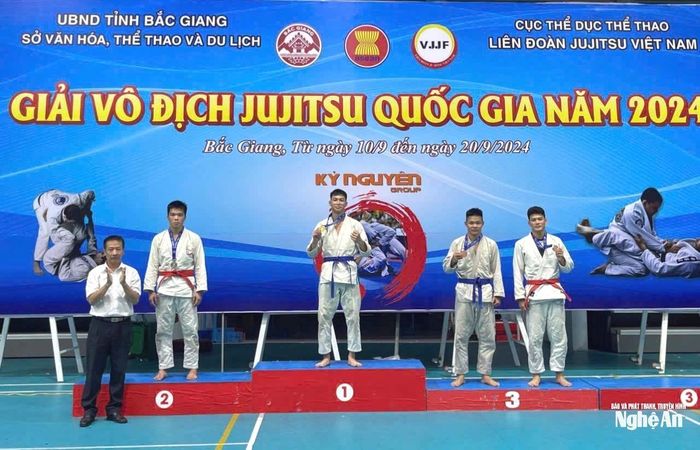 Võ sĩ Phan Tuấn Anh đoạt Huy chương Vàng Giải Vô địch Jujitsu Quốc gia 2024. Ảnh: NVCC