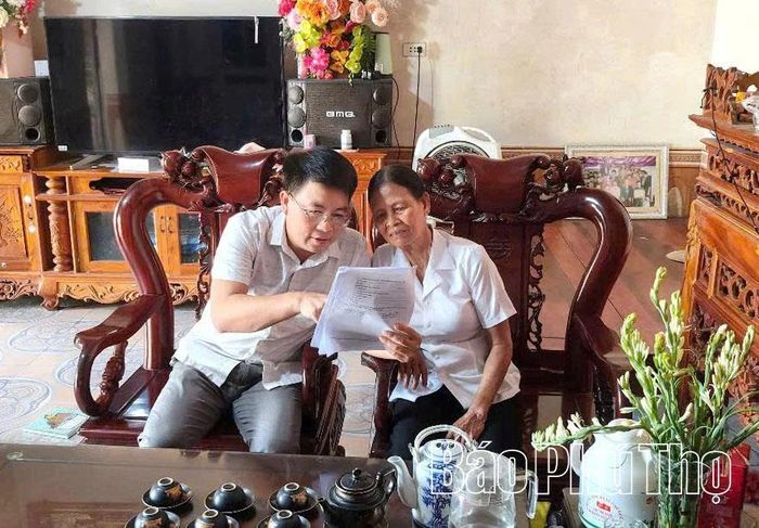 Cán bộ Phòng Văn hóa - Xã hội xã Yên Sơn tuyên truyền Nghị định 176/2025/NĐ-CP cho bà Nguyễn Thị Trình, khu Lương Sơn.