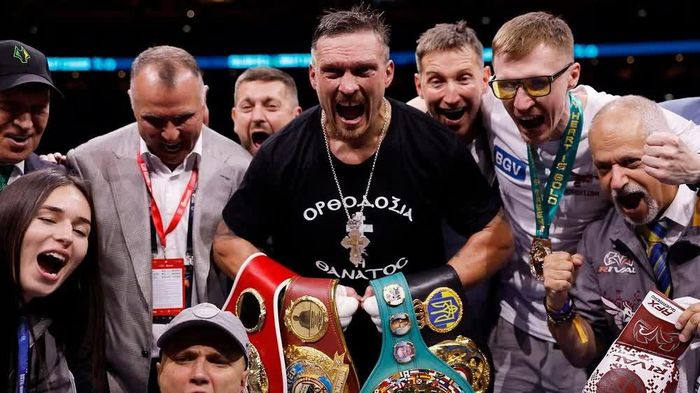 Khoảnh khắc vinh quang của "độc cô cầu bại" Usyk