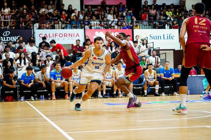  Yevgen Sakhniuk đối diện hai lớp phòng ngự từ Saigon Heat. (Ảnh: VBA) 