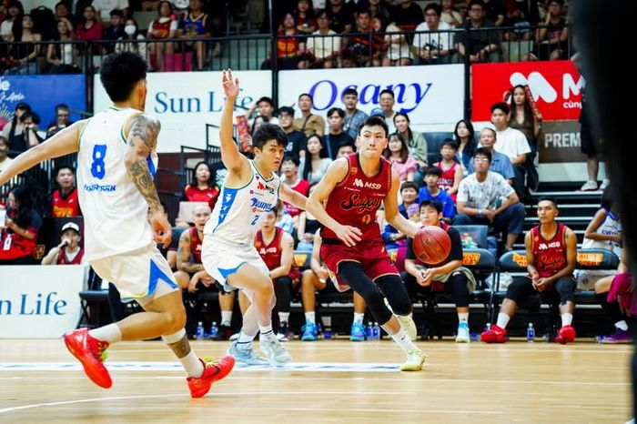  Ngoại binh Mông Cổ Temuulen Chinges dẫn bóng đột phát. (Ảnh: VBA) 