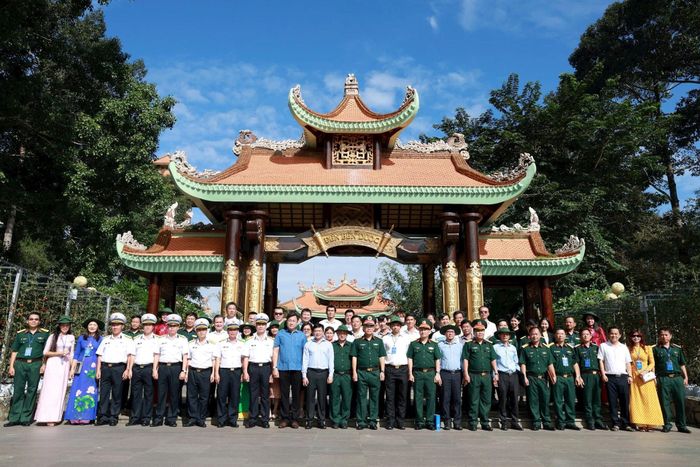 Các đại biểu dâng hương tại Đền Bến Dược, Tượng đài Chủ tịch Hồ Chí Minh; tham quan Địa đạo Củ Chi,....