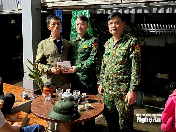 Tổ công tác Đồn Biên phòng cửa khẩu Cảng Cửa Lò – Bến Thủy thăm hỏi, động viên các ngư dân gặp nạn. Ảnh: Lê Thạch