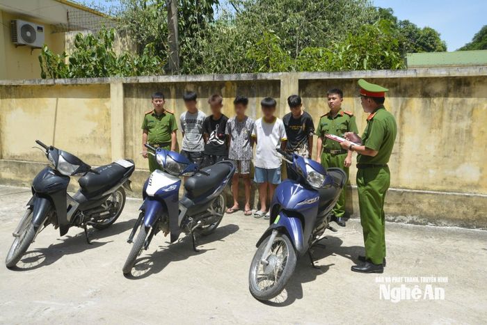 Nhóm 5 đối tượng trộm cắp xe mô tô bị Cơ quan Công an bắt giữ. Ảnh: Văn Hậu