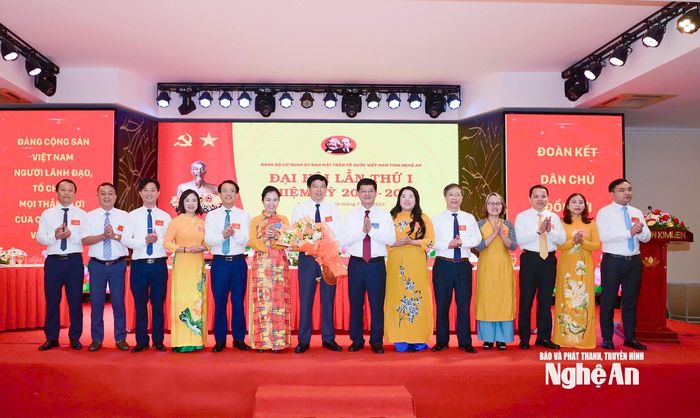 Các đồng chí lãnh đạo tỉnh tỉnh tặng hoa chúc mừng Ban Chấp hành Đảng bộ cơ quan Ủy ban MTTQ Việt Nam tỉnh nhiệm kỳ 2025 - 2030. Ảnh: Mai Hoa