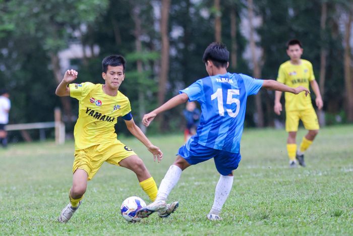 Cao Huy Hoàng (áo vàng) đội trưởng của U13 Sông Lam Nghệ An thi đấu tại Giải U13 Quốc gia 2025. Ảnh: Đức Anh