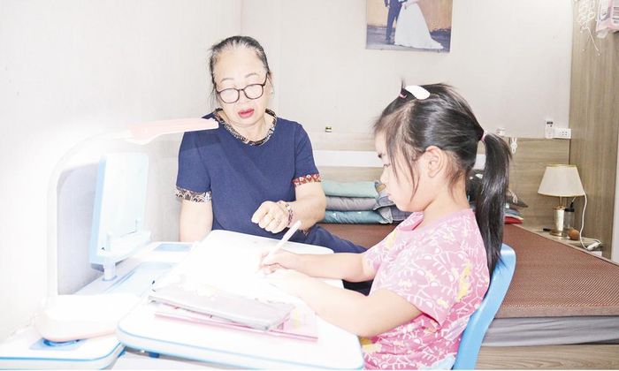  Gia đình có hai con nhỏ, chị Hằng nhờ mẹ quán xuyến việc nhà. 