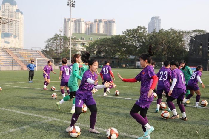 Các cầu thủ nữ U16 Việt Nam đang tập luyện ở sân LĐBĐVN để chuẩn bị cho giải đấu. Ảnh VFF