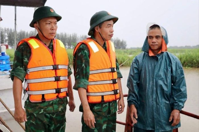  Lực lượng Đồn Biên phòng Kim Sơn tuyên truyền cho người dân về công tác phòng, chống bão số 3. 