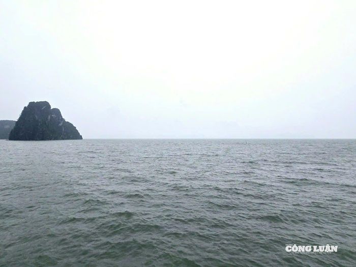 Trước giờ bão đổ bộ, ngoài khơi không còn tàu bè hoạt động.