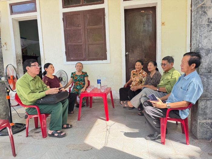  Ban liên lạc C33 thăm bà Thiếm (ngồi trong cùng bên phải) vừa đi viện về. 