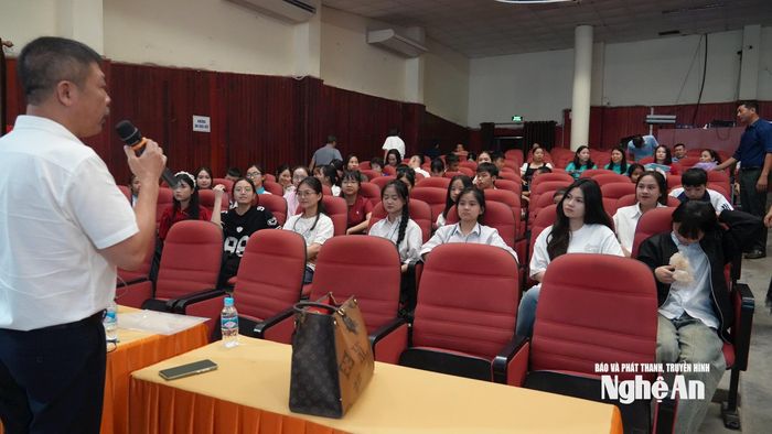 Ngay sau lễ khai giảng, NSND Hồng Dương đã lên lớp truyền thụ những kiến thức, kỹ năng đầu tiên về dân ca ví, giặm. Ảnh: Thanh Nga