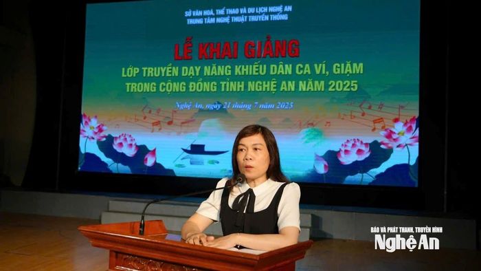 Phát biểu tại lễ khai giảng, đồng chí Quách Thị Cường - Phó Giám đốc Sở Văn hóa, Thể thao và Du lịch phát biểu tại lễ khai giảng. Ảnh: Thanh Nga