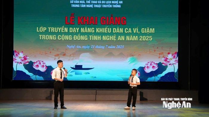 Hai anh em Công Minh và Công Anh (thuộc huyện Nam Đàn cũ) là cây hát dân ca nhí đã có nhiều thành tích cấp tỉnh cũng tham gia khóa học này. Ảnh: Thanh Nga