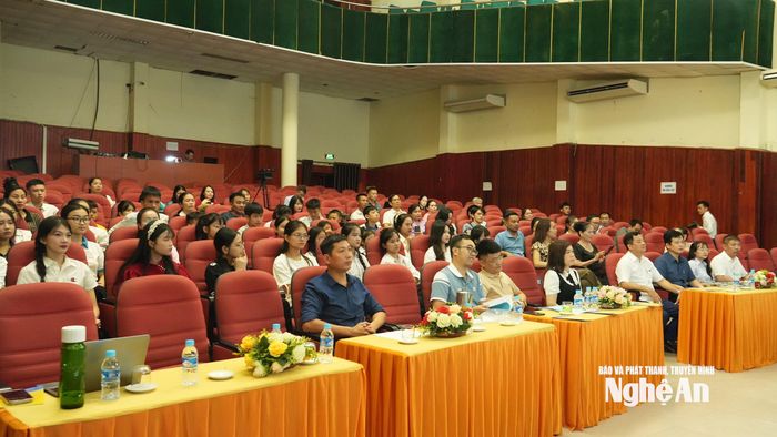 Đại biểu tham gia lễ Khai giảng lớp truyền dạy dân ca ví, giặm trong cộng đồng. Ảnh: Thanh Nga