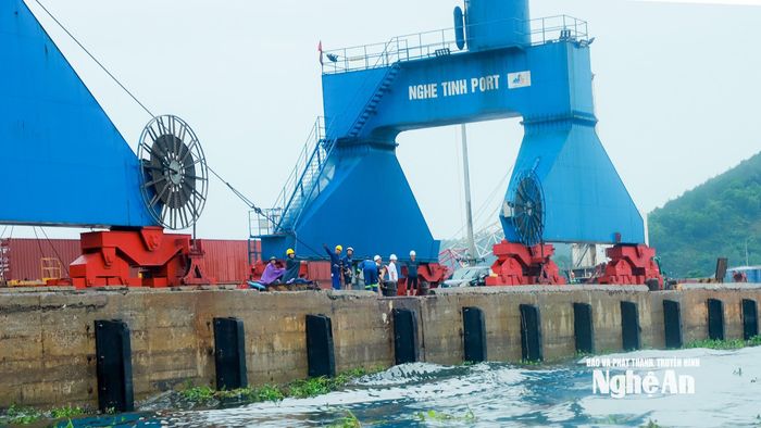 Công nhân Cảng Nghệ Tĩnh chằng néo các cần cẩu để ứng phó với bão số 3. Ảnh: Thành Duy