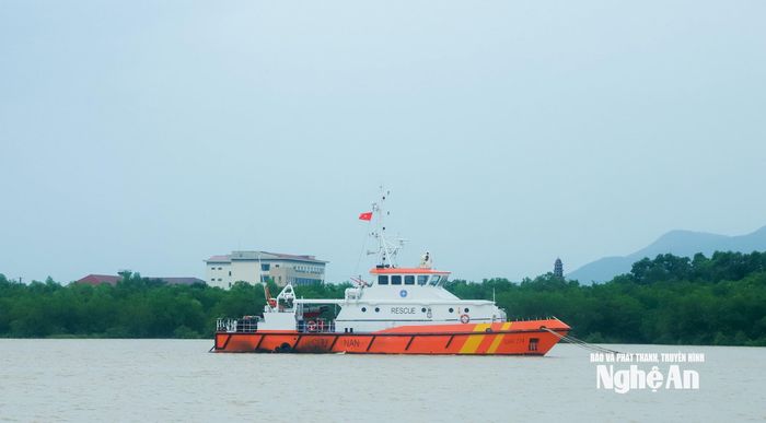 Tàu cứu nạn neo sẵn, túc trực trên sông Lam. Ảnh: Thành Duy