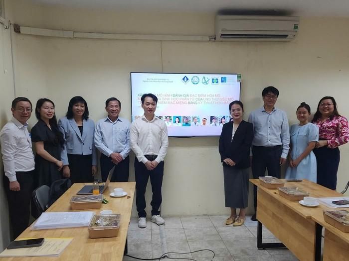 TS.BS. Huỳnh Công Nhật Nam và nhóm nghiên cứu báo cáo nghiệm thu đề tài. Ảnh: NVCC