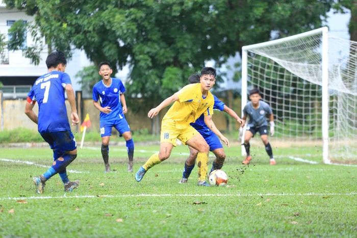 U21 SLNA (áo vàng) bất ngờ thua PVF-CAND.Ảnh: VFF