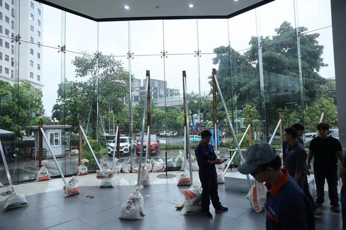 Một Showroom ô tô trên đường Phạm Văn Đồng chằng chống các cửa kính. Ảnh: Vũ Quang - TTXVN
