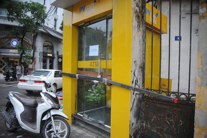 Các cây ATM cũng được chằng chống chặt chẽ trước khi bão đổ bộ. Ảnh: Vũ Quang - TTXVN