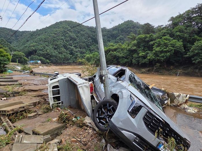 Ô tô bị phá hủy sau những trận mưa lớn tại Gapyeong, tỉnh Gyeonggi, Hàn Quốc, ngày 20/7/2025. Ảnh: Yonhap/TTXVN