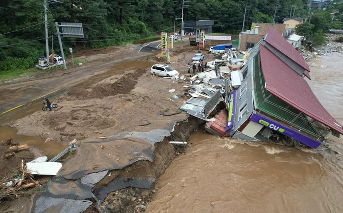 Một cửa hàng tiện lợi bị phá hủy sau những trận mưa lớn tại Gapyeong, tỉnh Gyeonggi, Hàn Quốc, ngày 20/7/2025. Ảnh: Yonhap/TTXVN