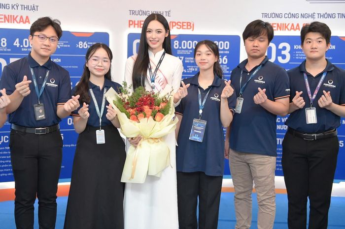  Vân Nhi gặp lại nhiều bạn bè trong sự kiện chiều 22/7. 