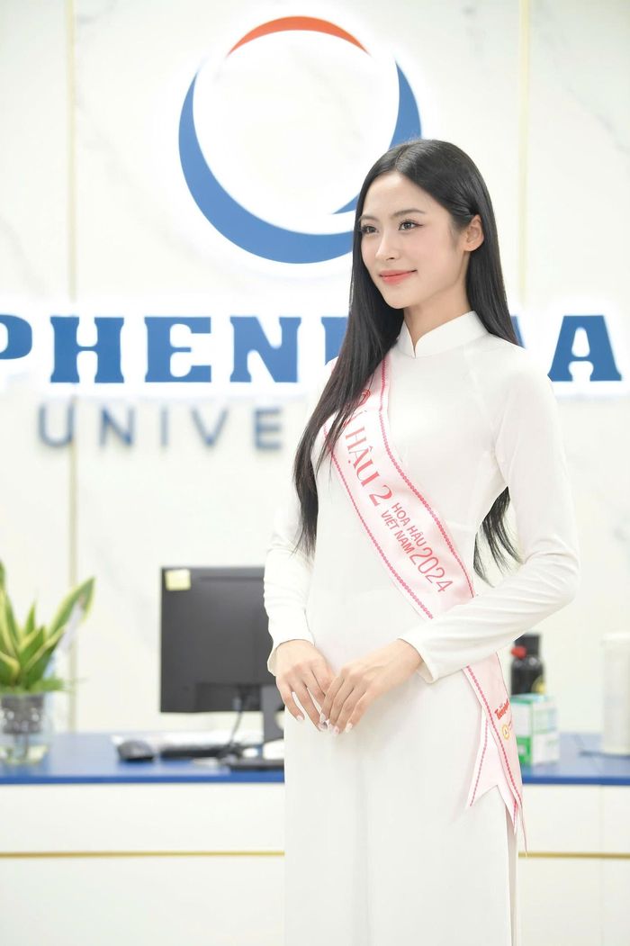  Đây là lần trở về trường đầu tiên của Á hậu Vân Nhi sau khi giành ngôi vị Á hậu 2 tại Hoa hậu Việt Nam 2024. Người đẹp diện áo dài trắng thanh lịch, nền nã. 
